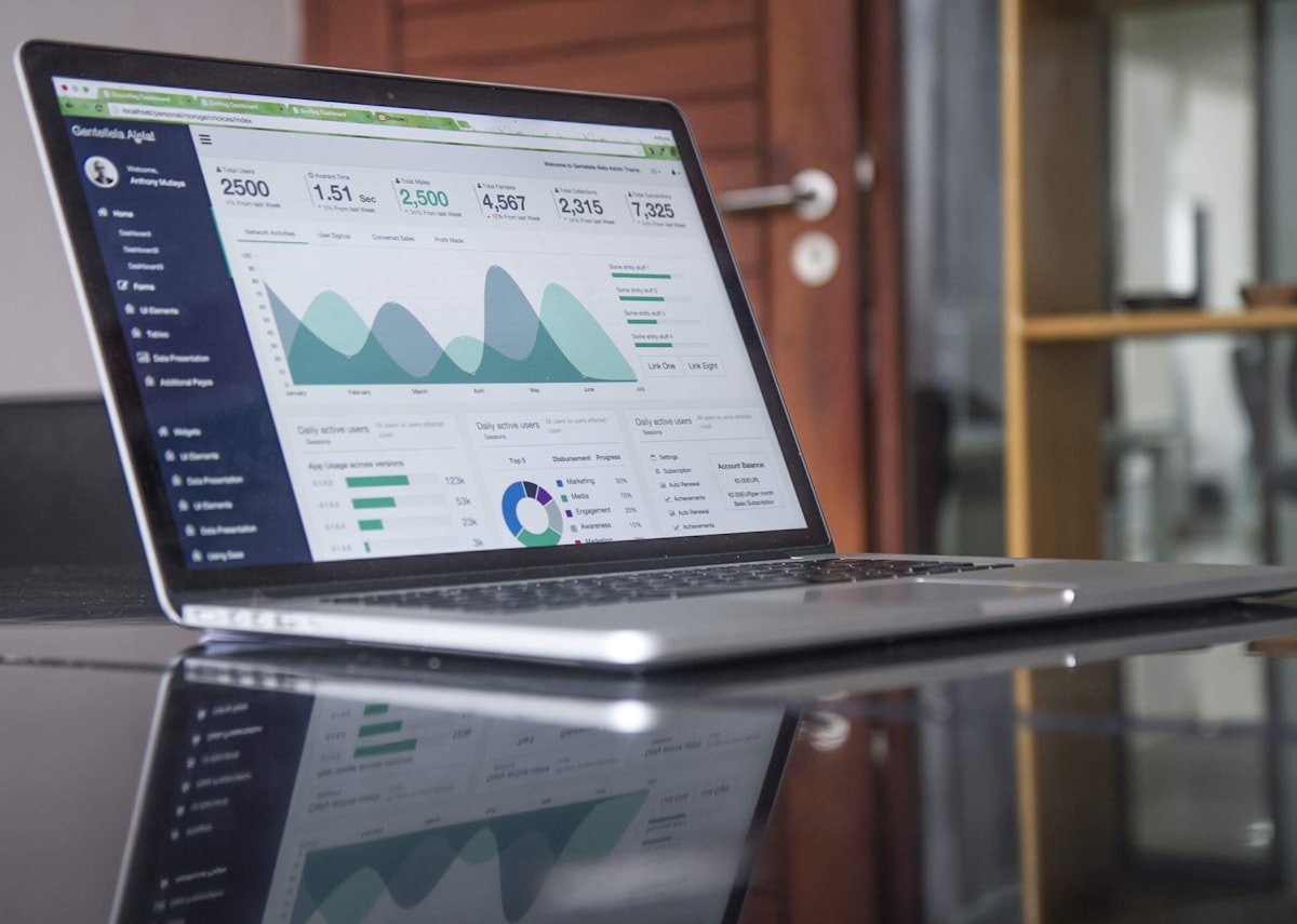 Análisis financiero en laptop con gráficos