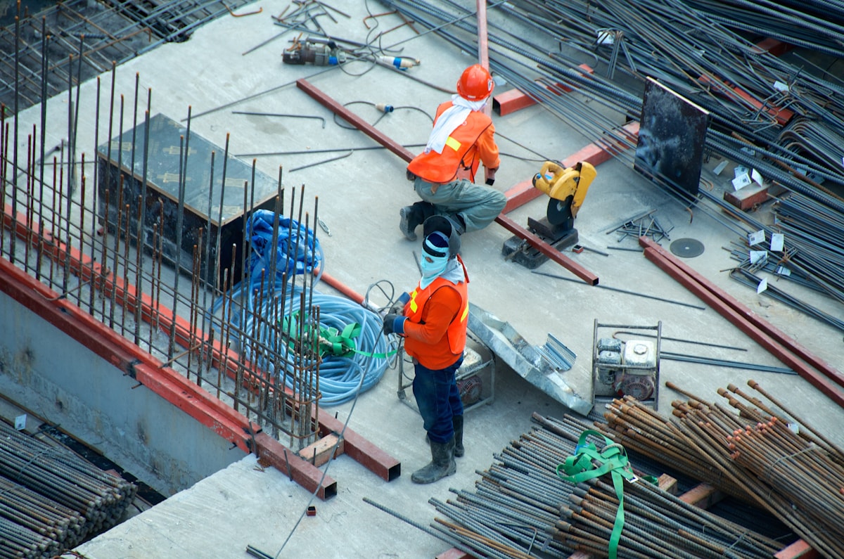 Trabajadores en obra de construcción